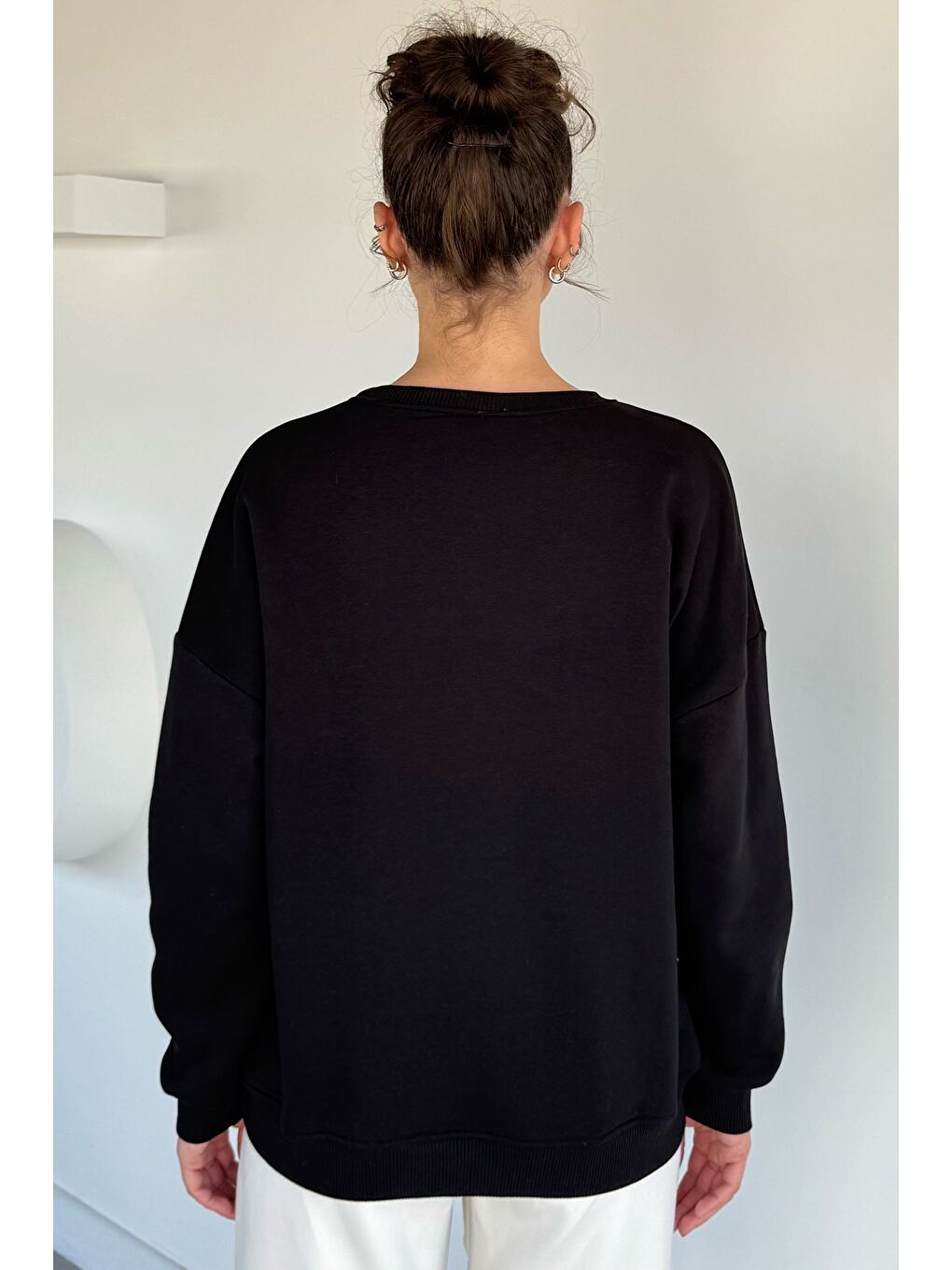 Siyah Kadın Bisiklet Yaka Pul Nakışlı Şardonlu Sweatshirt-3