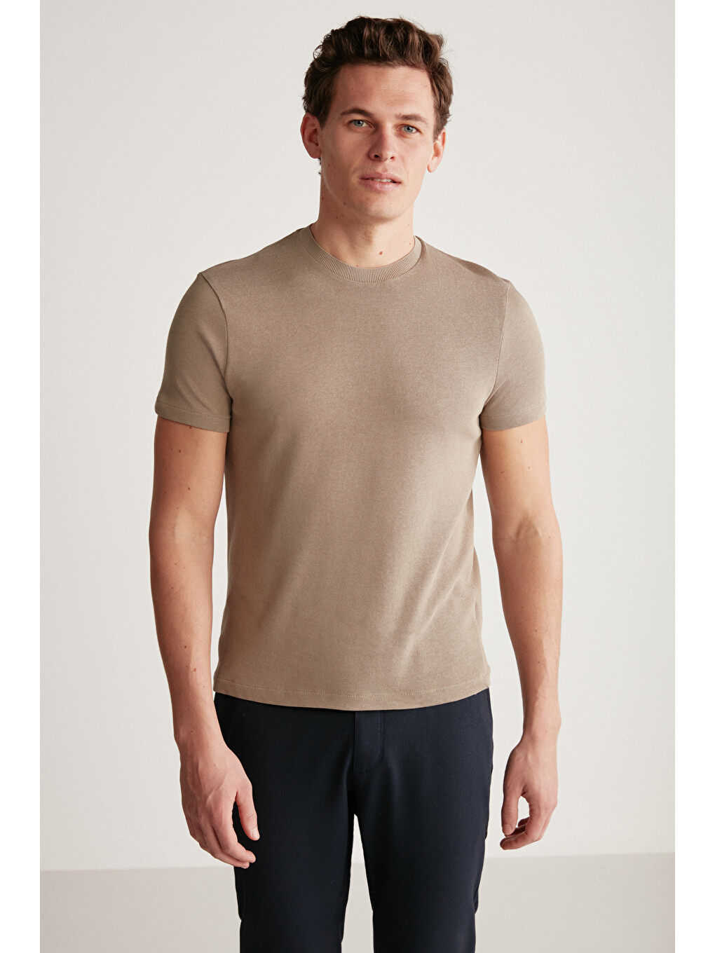 Bej Erkek Slim Fit Triko Görünümlü Kumaşlı Triko Yakalı Kalın Dokulu Vizon Tişört-4