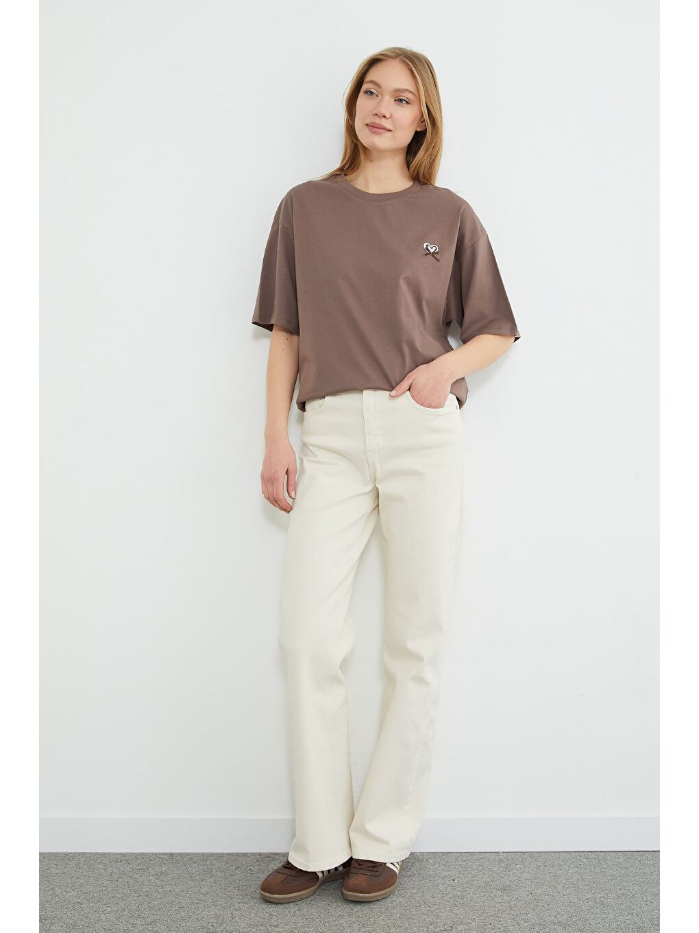 Kahverengi Kalp Nakışlı Bisiklet Yaka Salaş Tişört-4