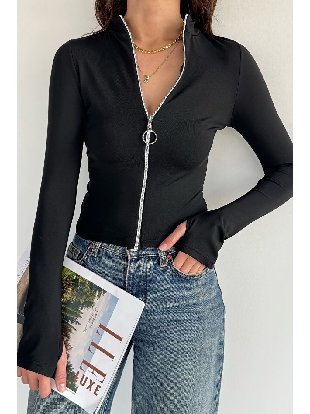 Siyah Kadın Ön Fermuarlı Elastanlı Parmak Geçmeli Crop Top Sweat