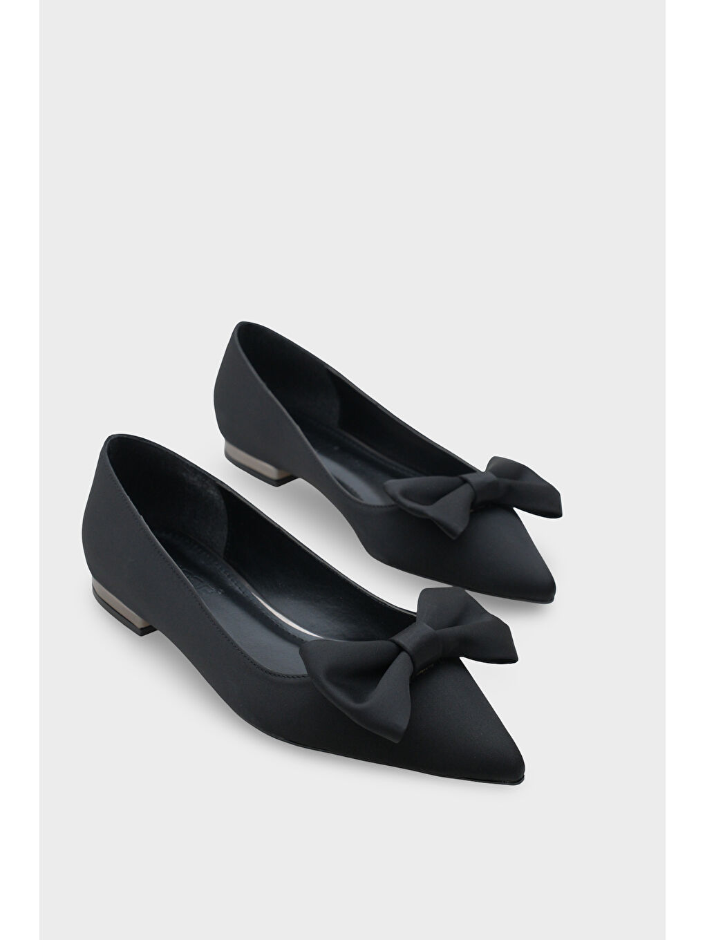 Siyah Zelma Sivri Burunlu Kısa Topuklu Fiyonklu Saten Kadın Babet-1