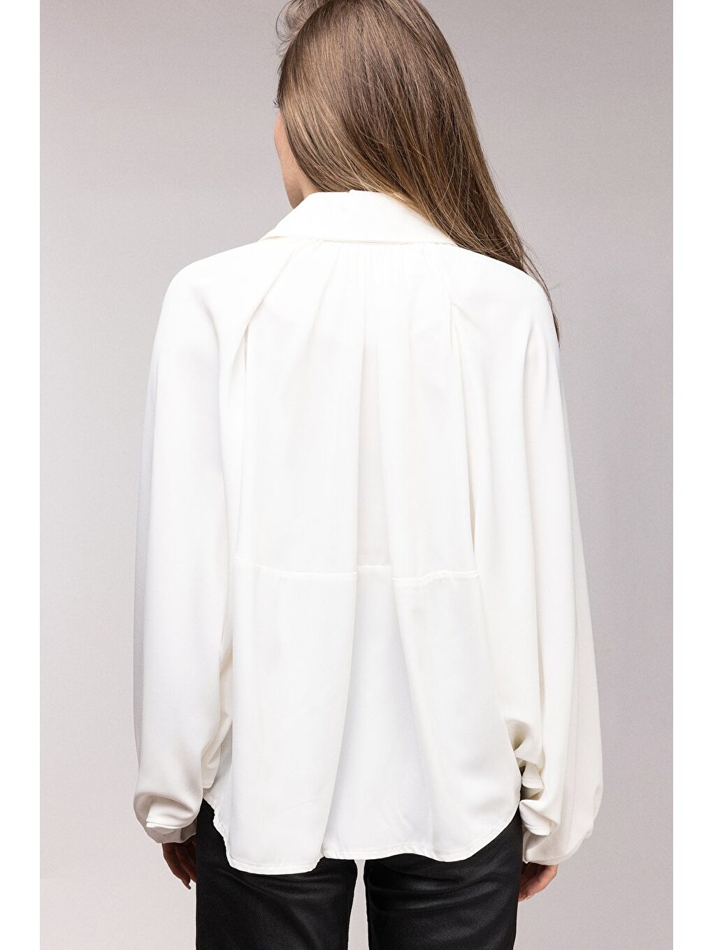 Beyaz Ekru Oversize Balon Kollu Fermuarlı Dökümlü Gömlek - Cepli-4