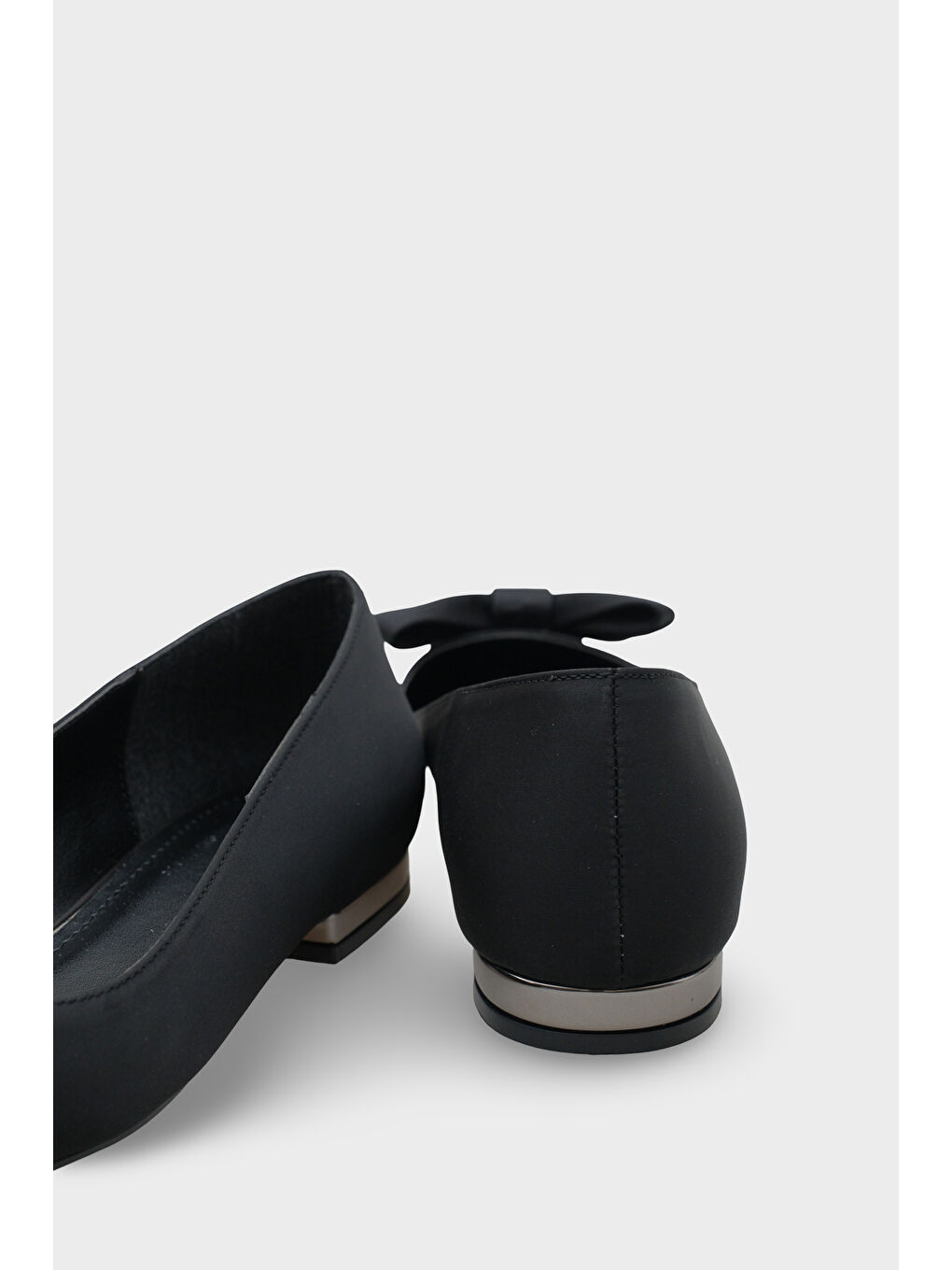 Siyah Zelma Sivri Burunlu Kısa Topuklu Fiyonklu Saten Kadın Babet-2