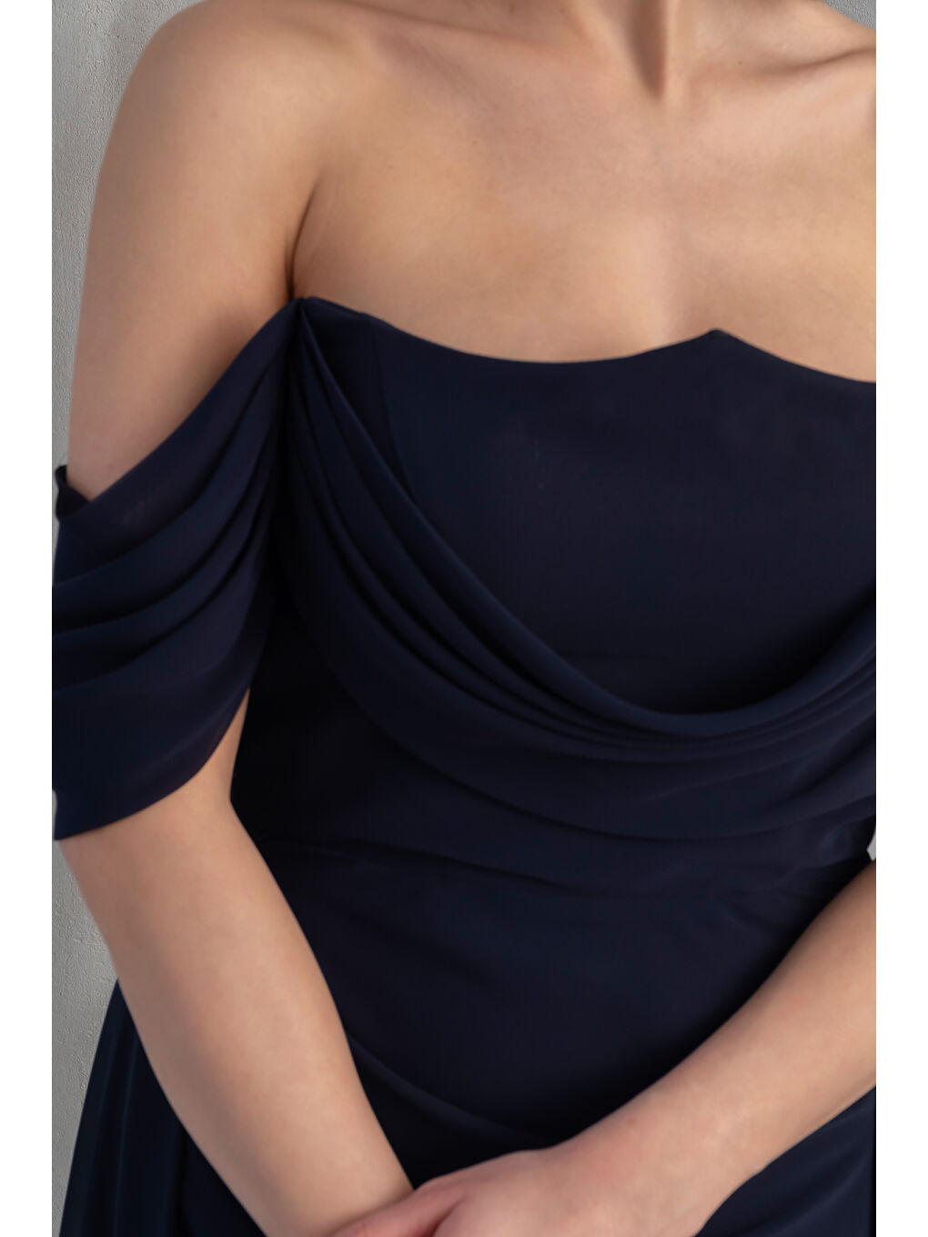 Kadın Lacivert Kayık Yaka Kuyruklu Uzun Şifon Abiye Elbise-4