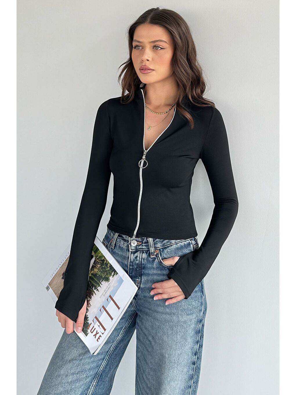 Siyah Kadın Ön Fermuarlı Elastanlı Parmak Geçmeli Crop Top Sweat-1