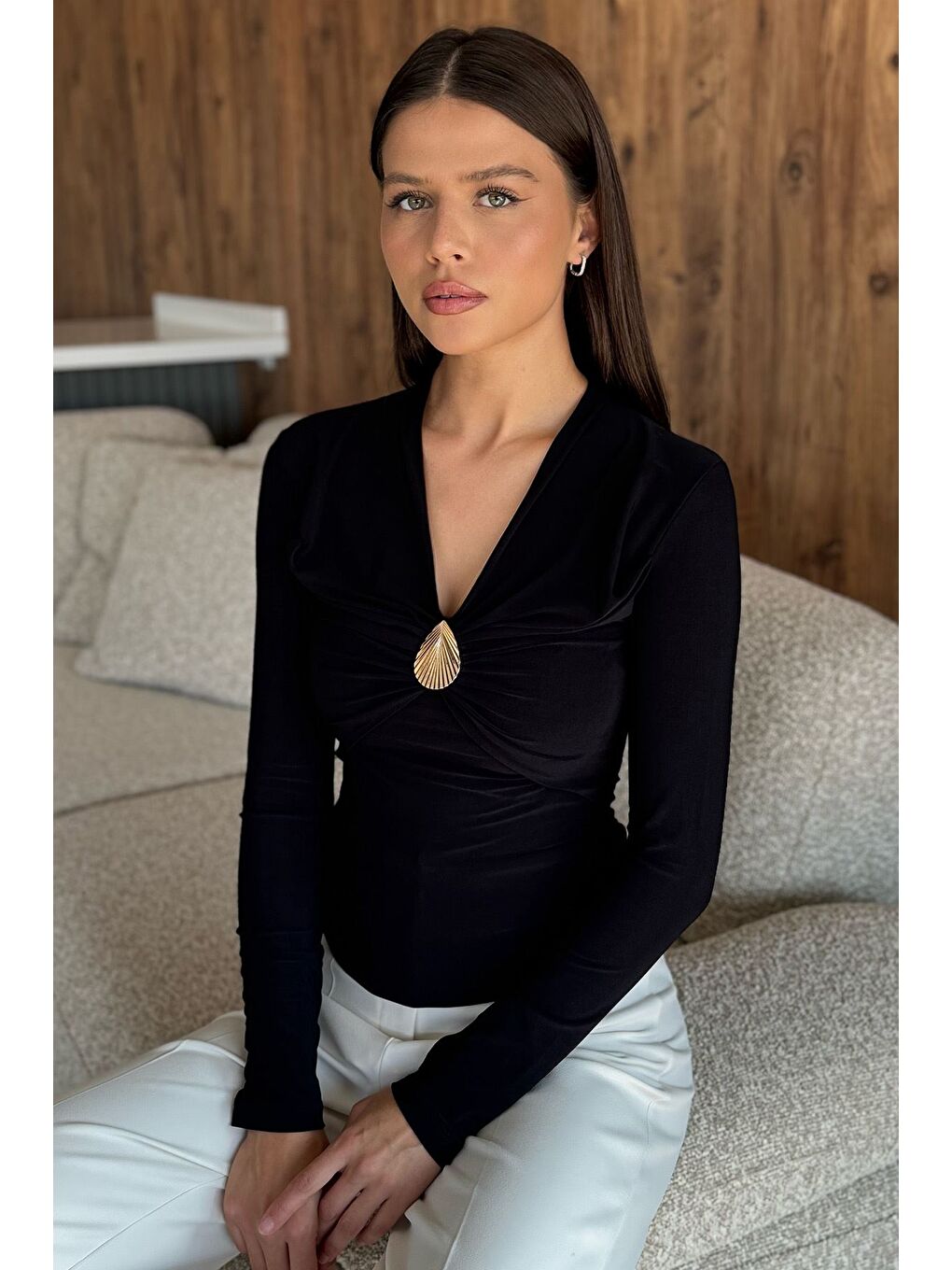 Siyah Kadın V Yaka Gold Aksesuar Detaylı Bluz-1