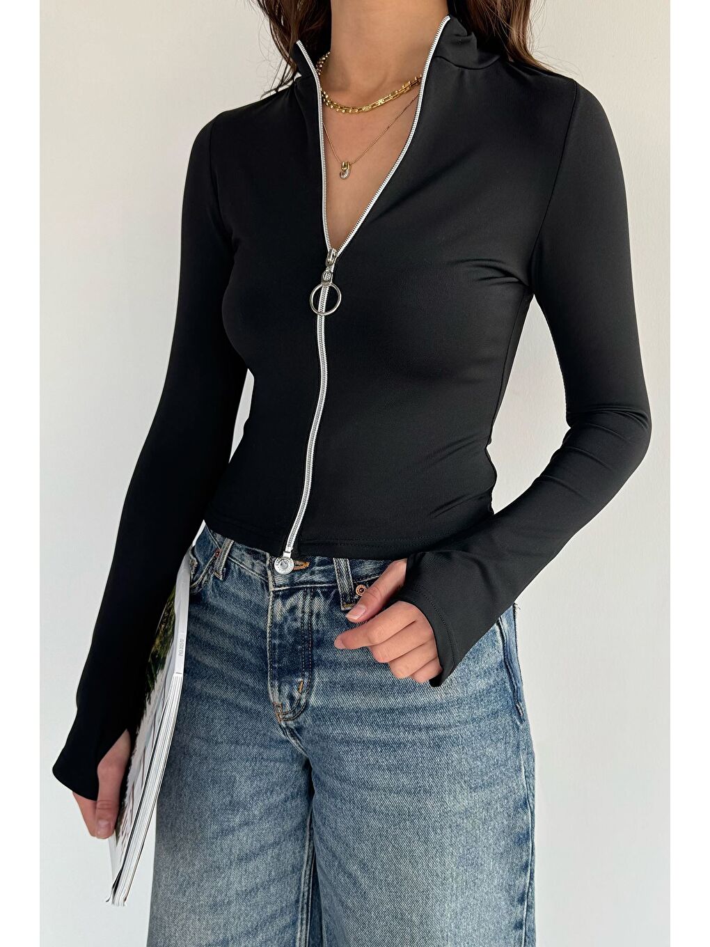Siyah Kadın Ön Fermuarlı Elastanlı Parmak Geçmeli Crop Top Sweat-2