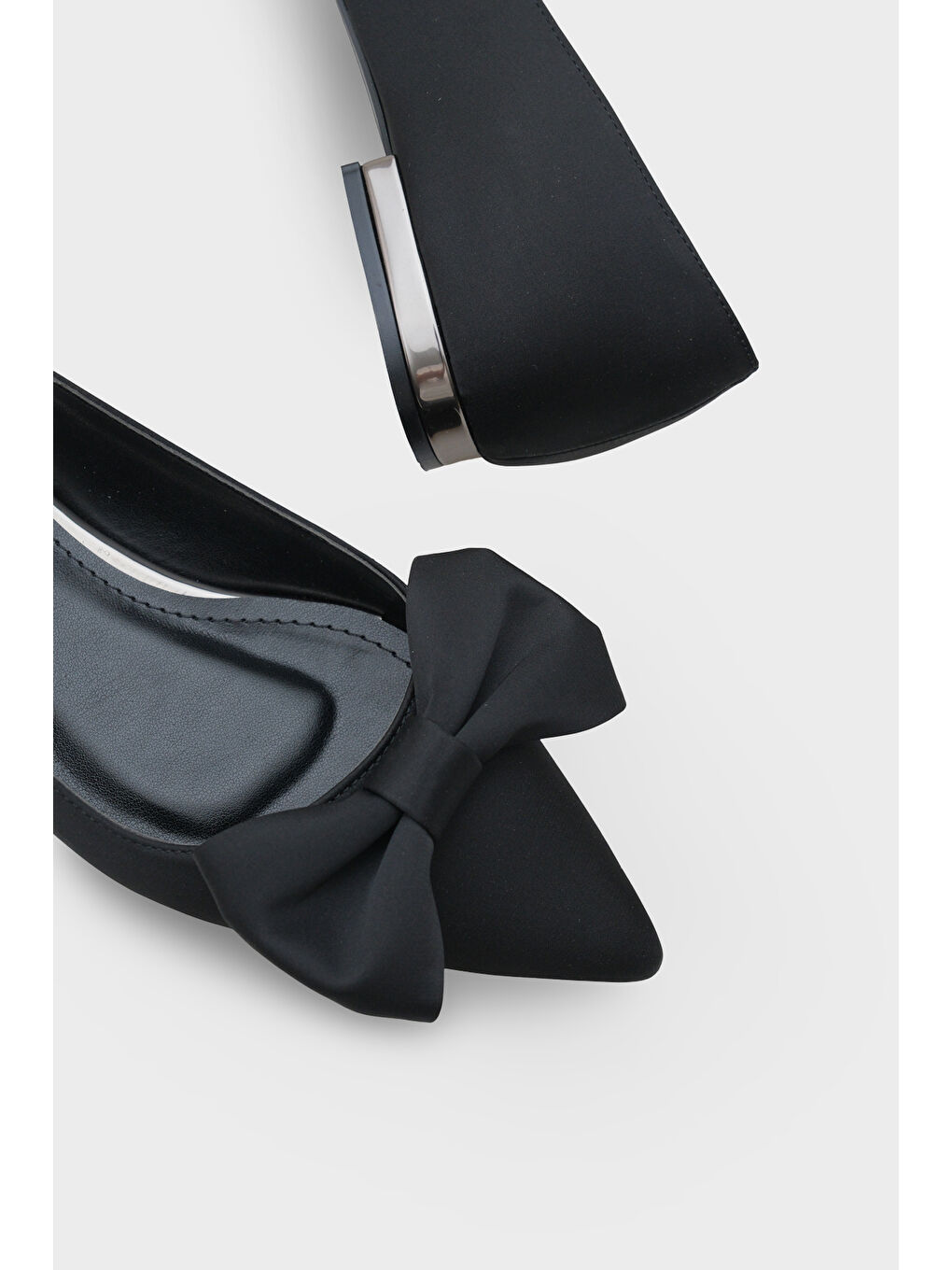 Siyah Zelma Sivri Burunlu Kısa Topuklu Fiyonklu Saten Kadın Babet-3