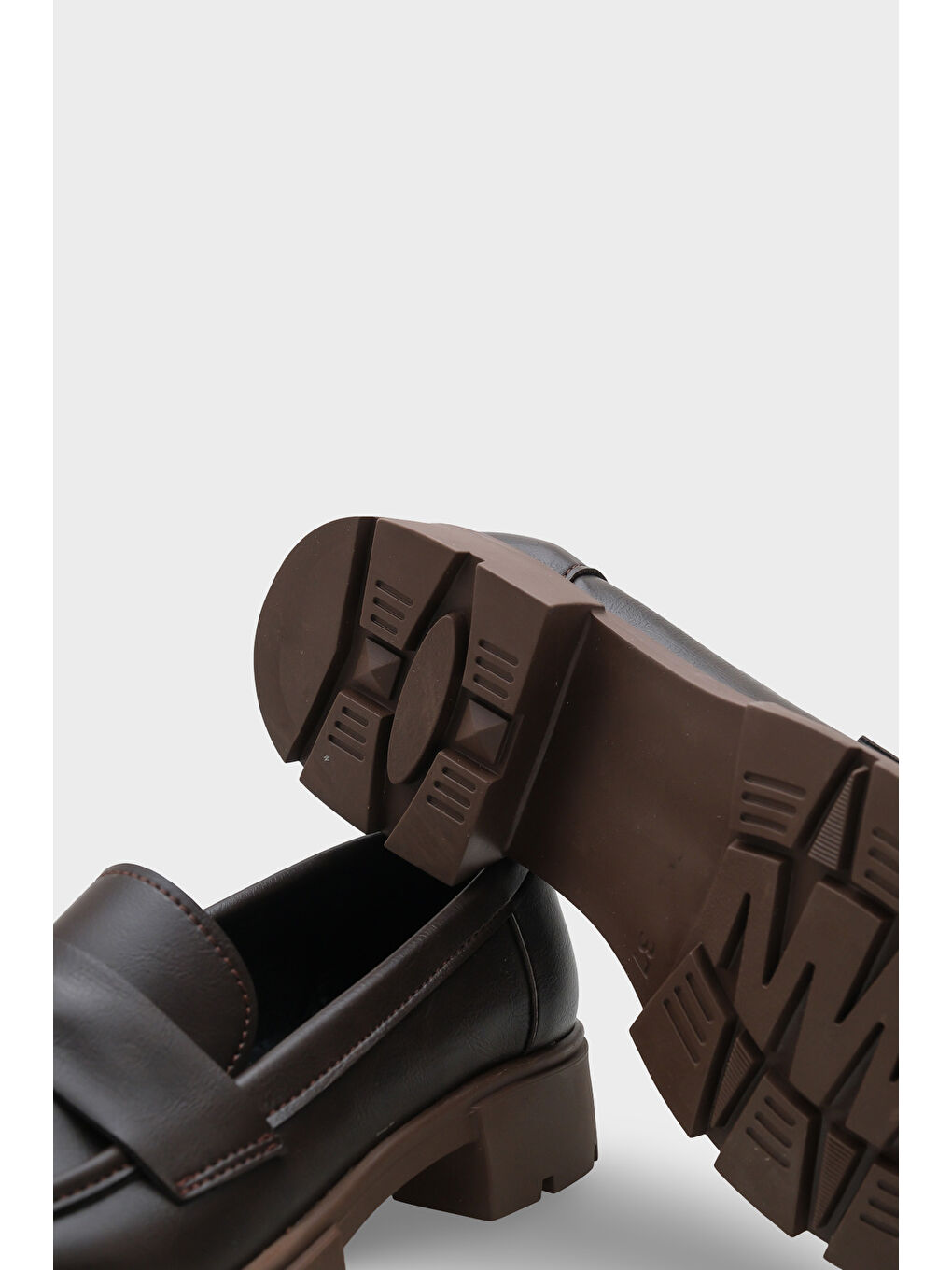 Kahverengi Elga Trak Tabanlı Püsküllü Kadın Loafer-3
