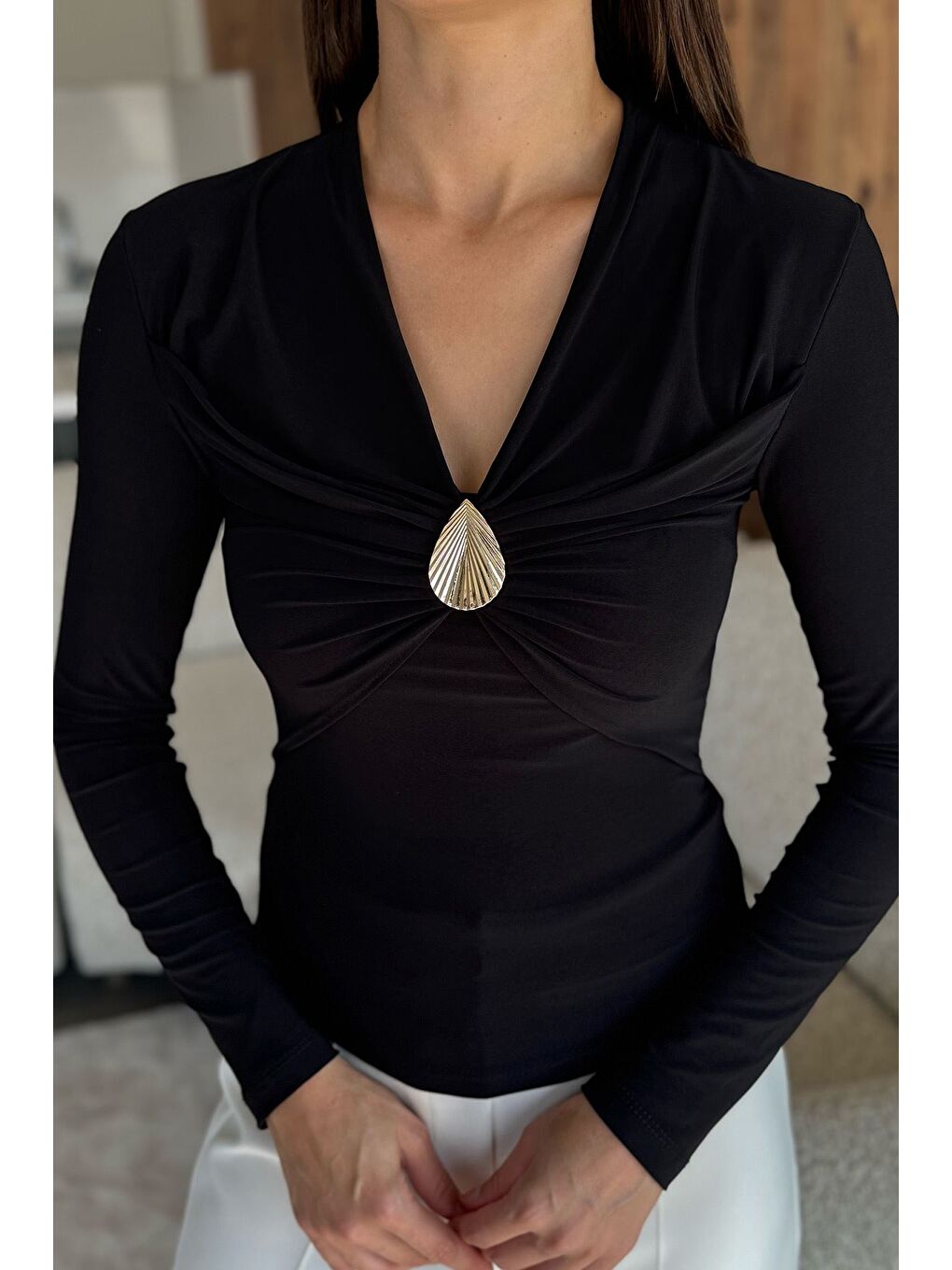Siyah Kadın V Yaka Gold Aksesuar Detaylı Bluz-3