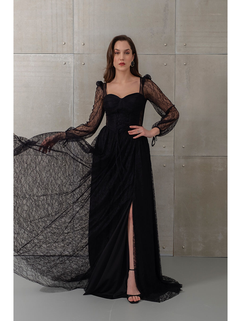 Kadın Siyah Dar Kalıp Uzun Kol Bacak Dekolteli Dantelli Abiye Elbise