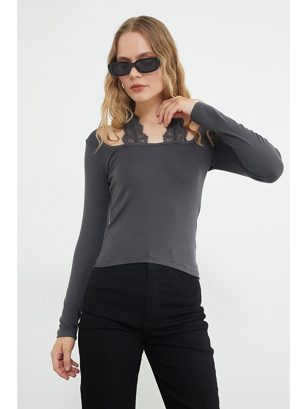 Gri Dantel Boyundan Bağlama Detaylı Slim Fit Bluz-1