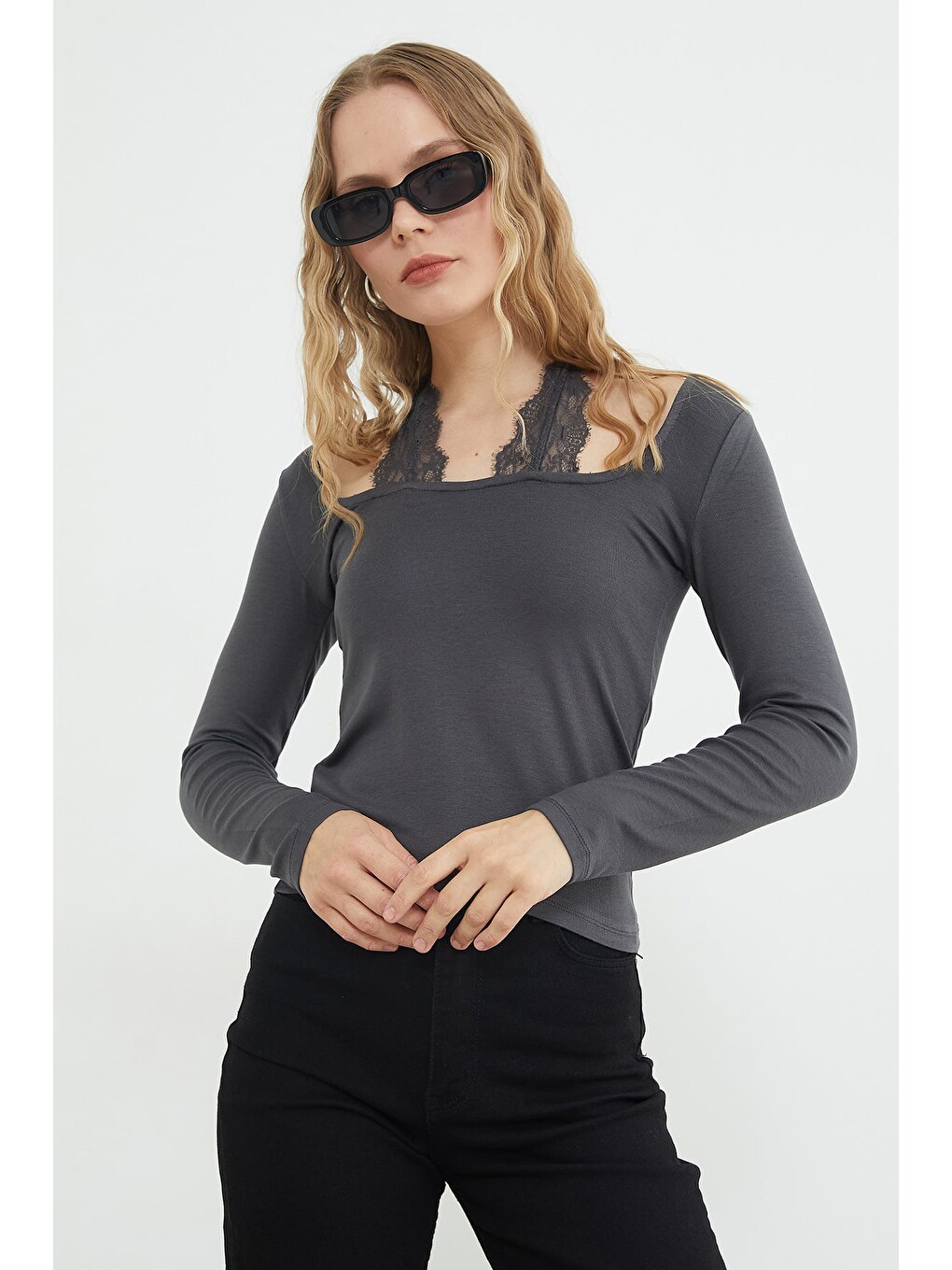 Gri Dantel Boyundan Bağlama Detaylı Slim Fit Bluz-2