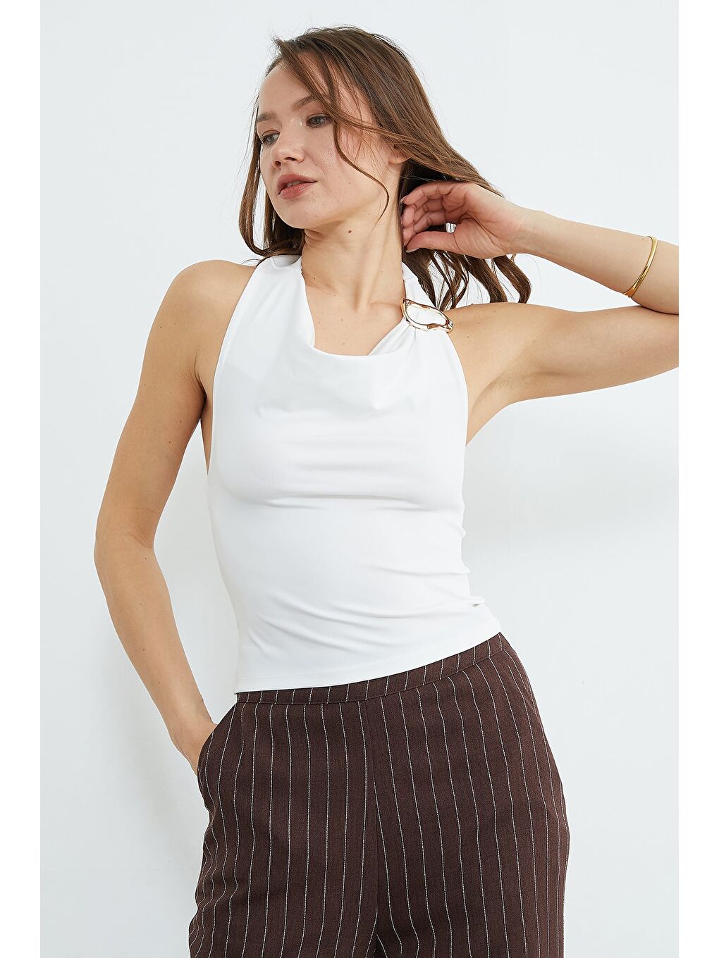 Beyaz Boyundan Geçmeli Tokalı Bluz-1