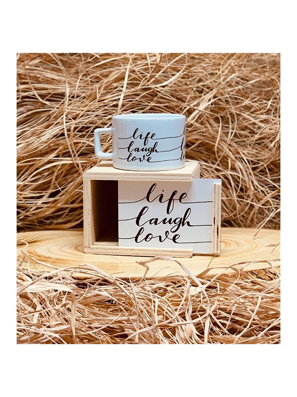 Karışık Yaşa Gülümse Sev Ahşap Kutulu Kupa