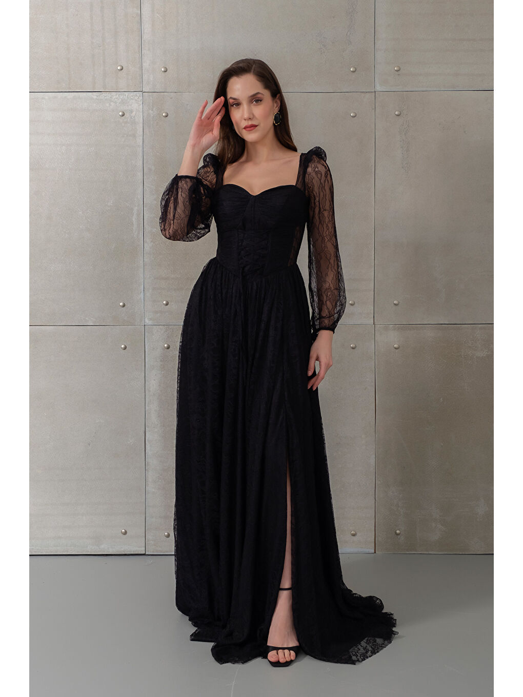 Kadın Siyah Dar Kalıp Uzun Kol Bacak Dekolteli Dantelli Abiye Elbise-1