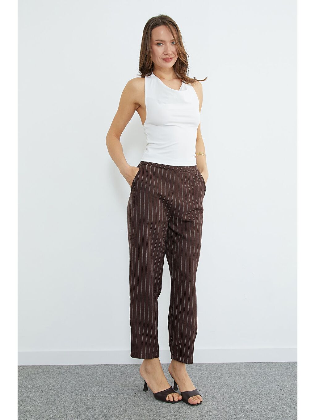 Beyaz Boyundan Geçmeli Tokalı Bluz-2