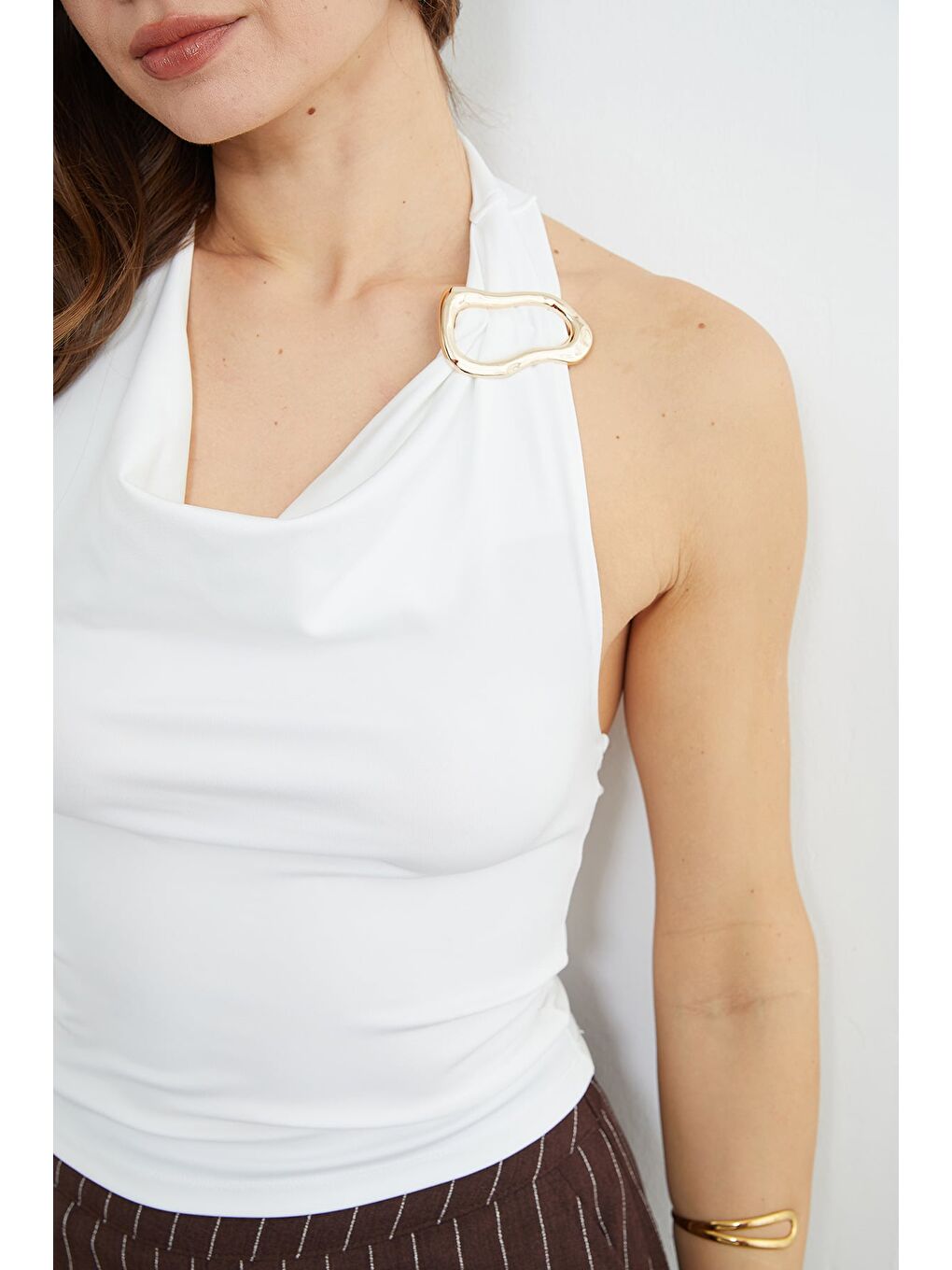 Beyaz Boyundan Geçmeli Tokalı Bluz-3