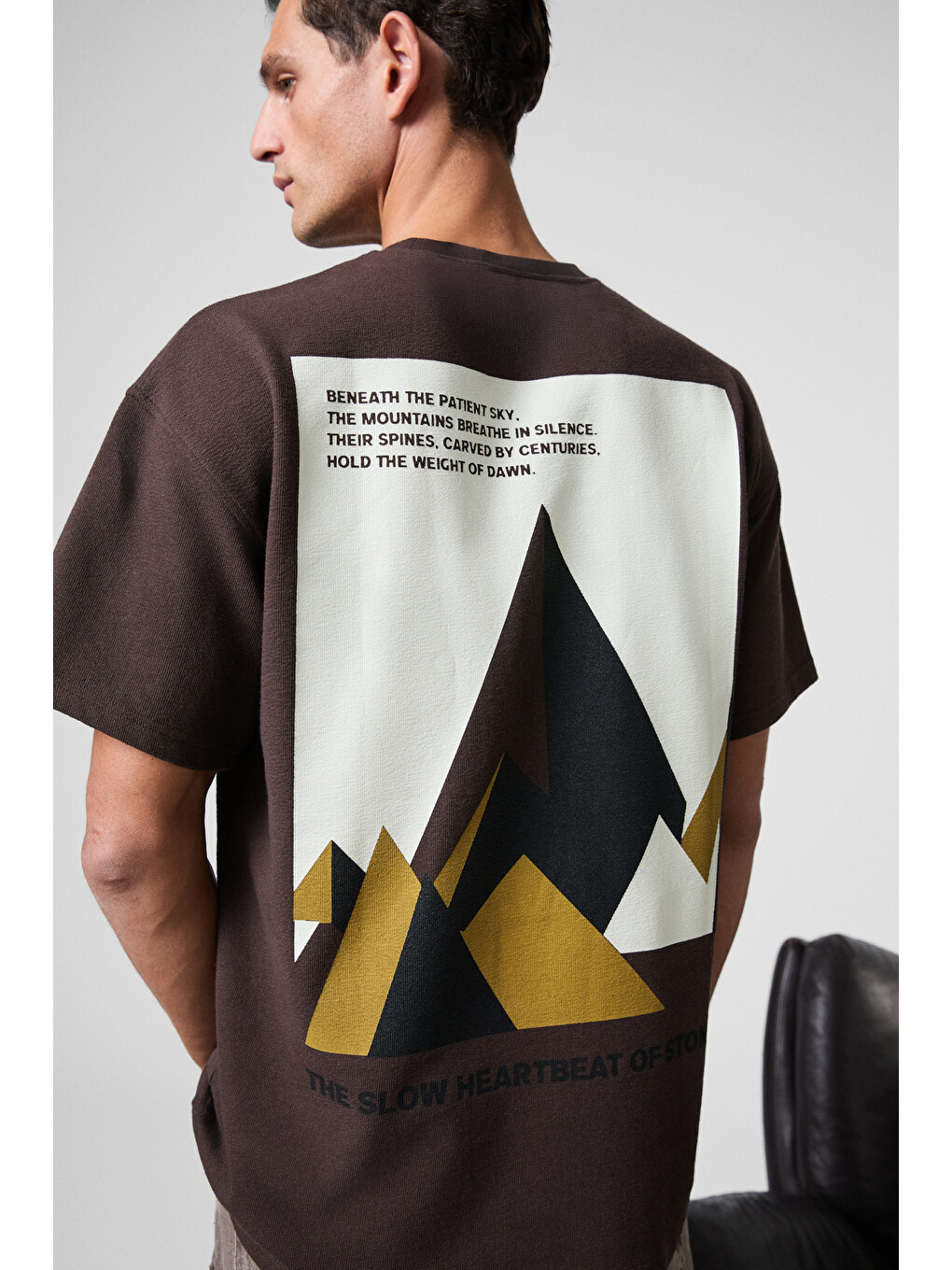 Motı Erkek Göğsü Sırtı Baskılı %100 Organik Pamuk Oversize Fit Bisiklet Yaka Kahverengi T-shirt-1