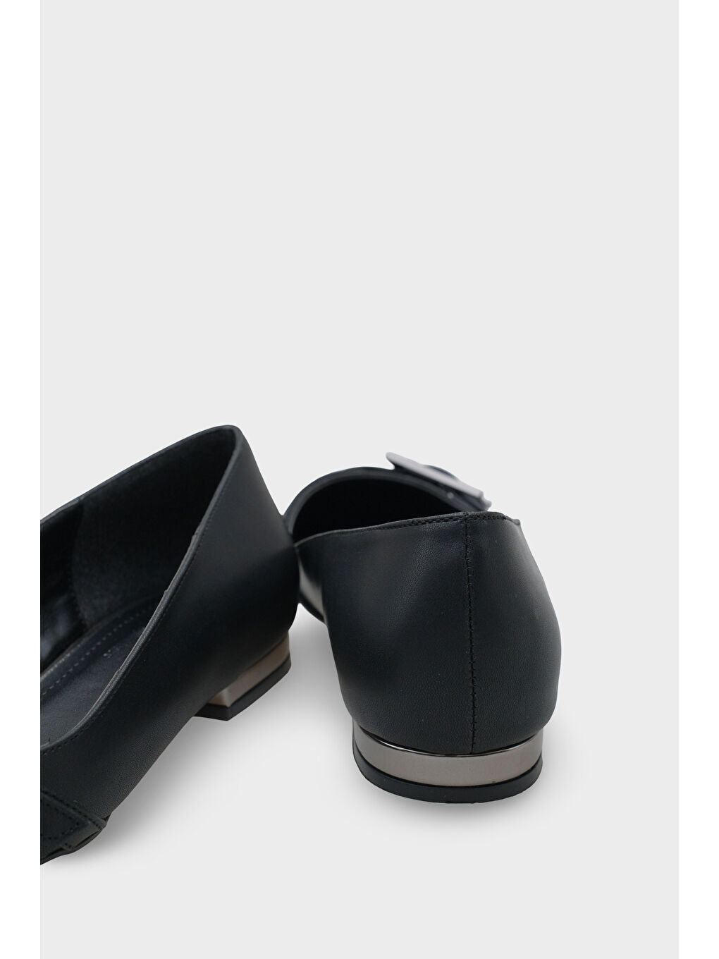 Siyah Karry Sivri Burunlu Kısa Topuklu Metal Aksesuarlı Kadın Babet-4