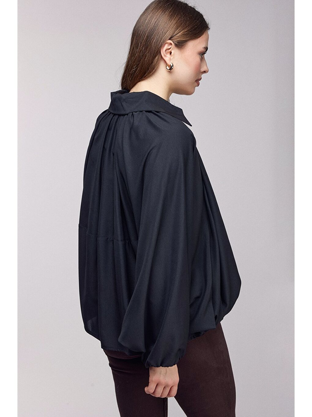 Siyah Oversize Balon Kollu Fermuarlı Dökümlü Gömlek - Cepli-4