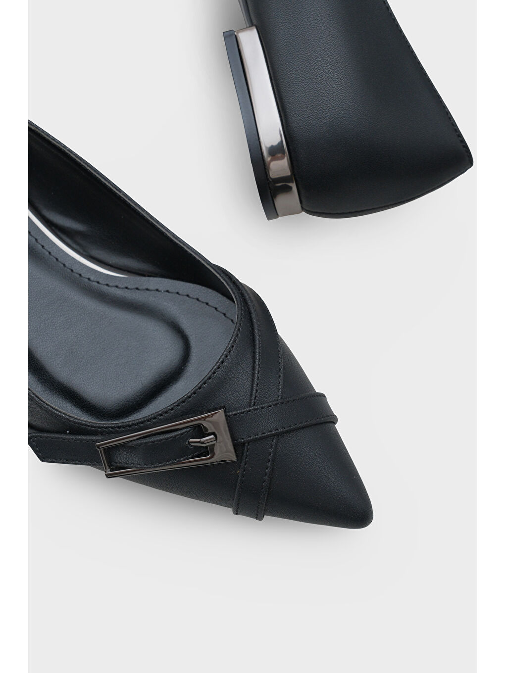 Siyah Karry Sivri Burunlu Kısa Topuklu Metal Aksesuarlı Kadın Babet-5