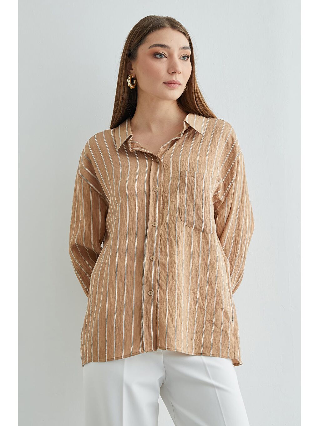 Kahverengi Çizgili Krep Kumaş Tek Cepli Arkası Uzun Salaş Gömlek-2