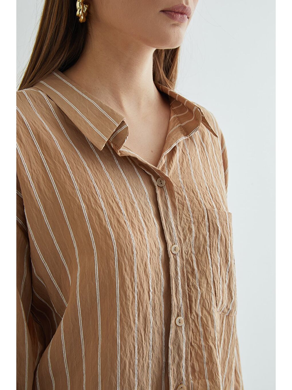 Kahverengi Çizgili Krep Kumaş Tek Cepli Arkası Uzun Salaş Gömlek-3