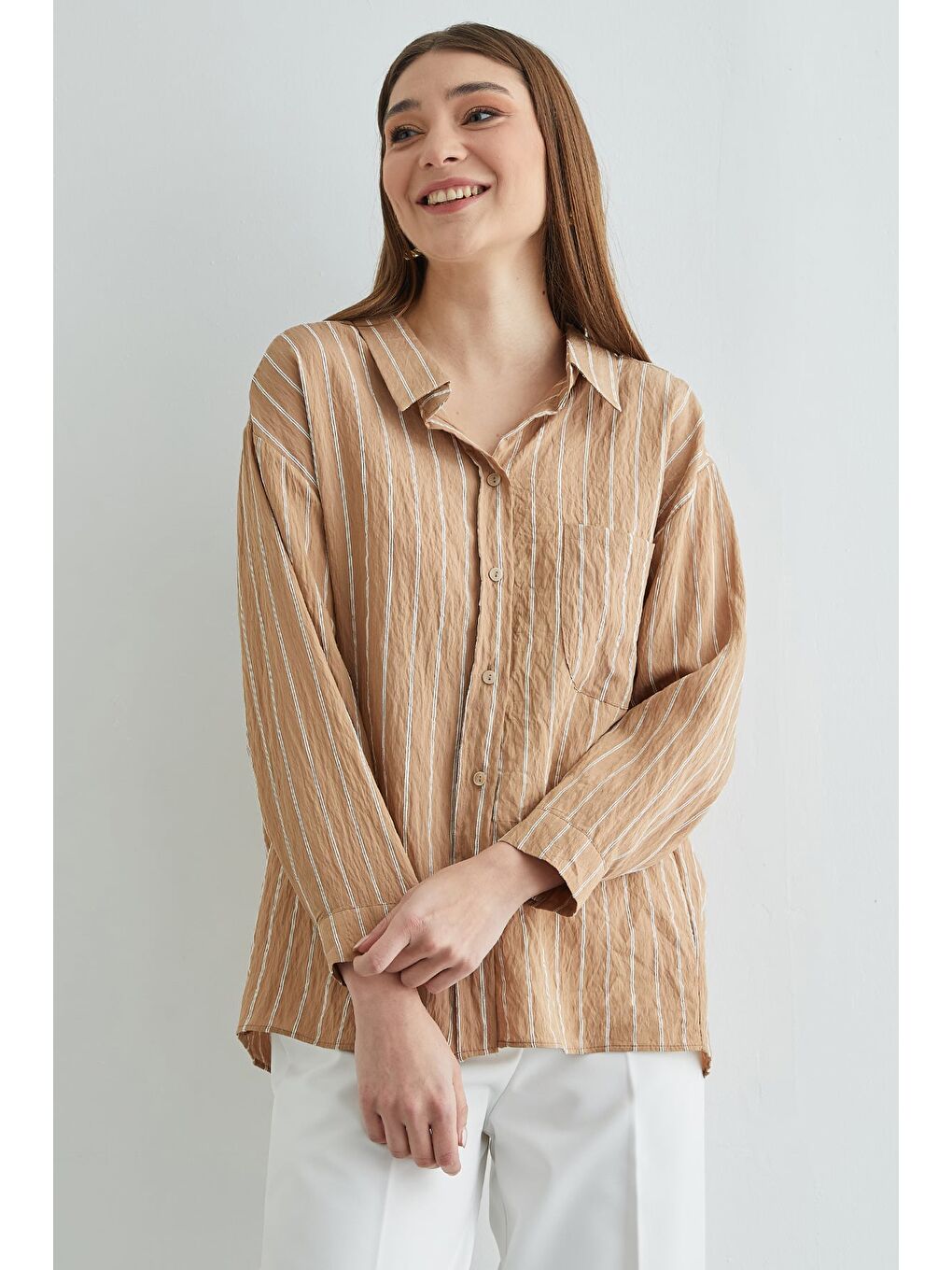 Kahverengi Çizgili Krep Kumaş Tek Cepli Arkası Uzun Salaş Gömlek-4