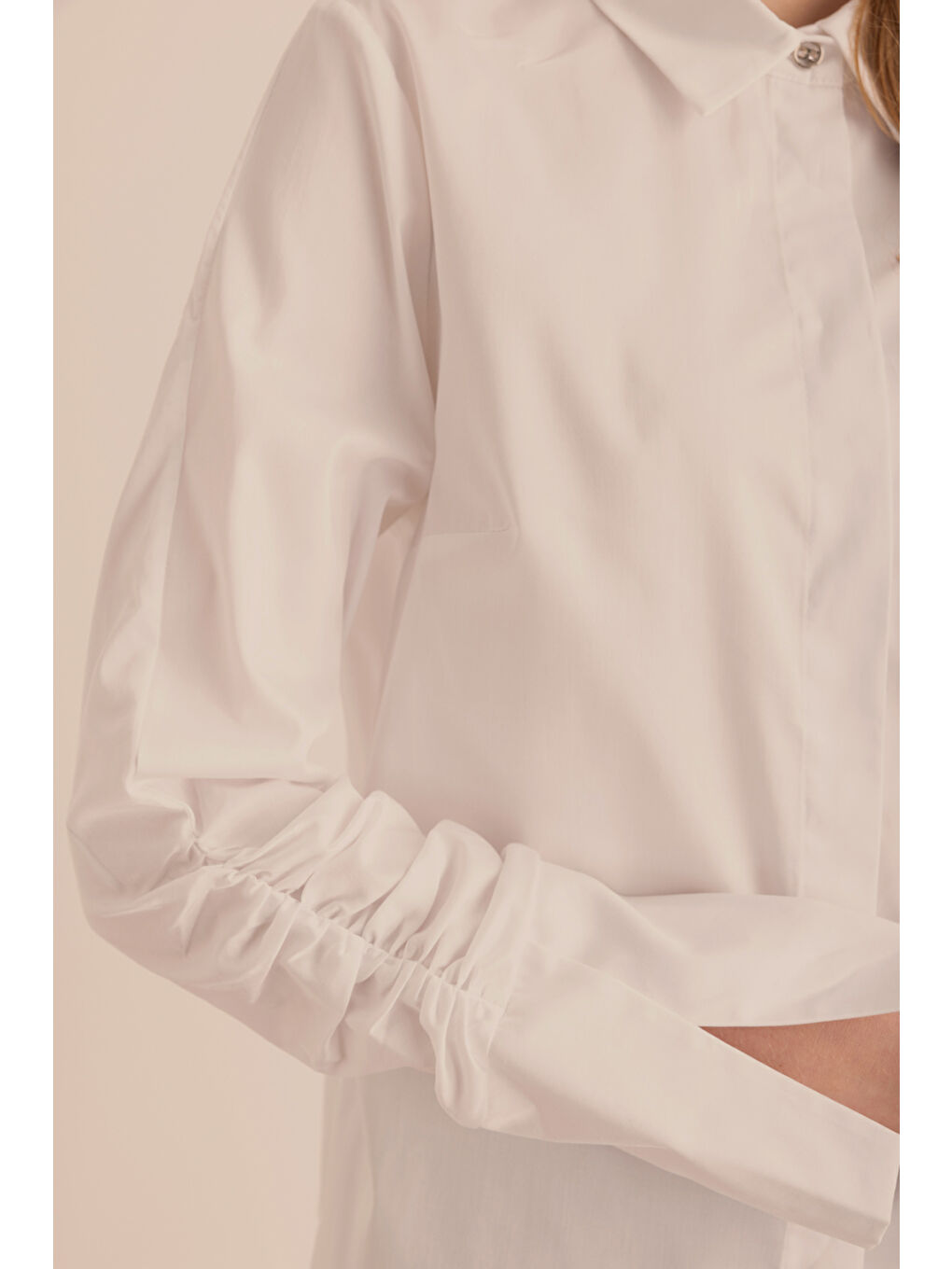 Beyaz Kolları Büzgü Detaylı Pamuk Gömlek-2