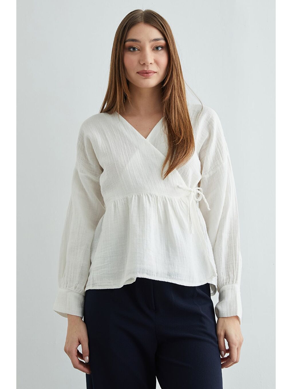 Beyaz Yandan Bağlamalı Kruvaze Yaka Müslin Gömlek-2