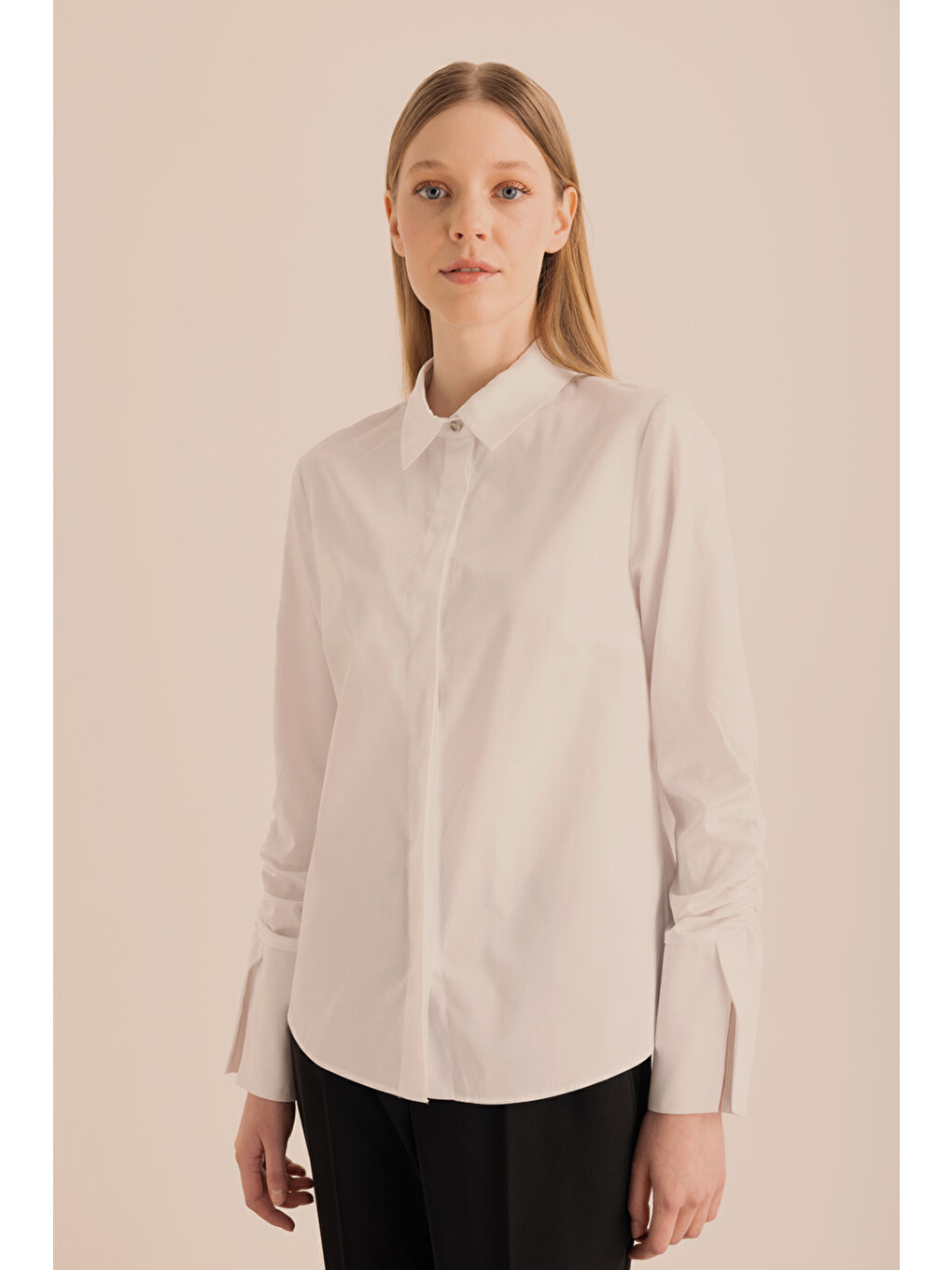 Beyaz Kolları Büzgü Detaylı Pamuk Gömlek-3