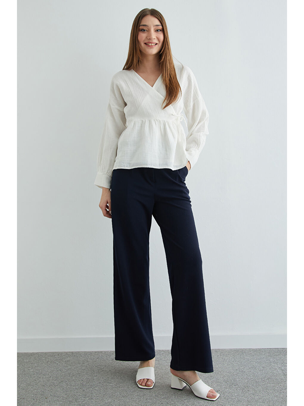 Beyaz Yandan Bağlamalı Kruvaze Yaka Müslin Gömlek-3