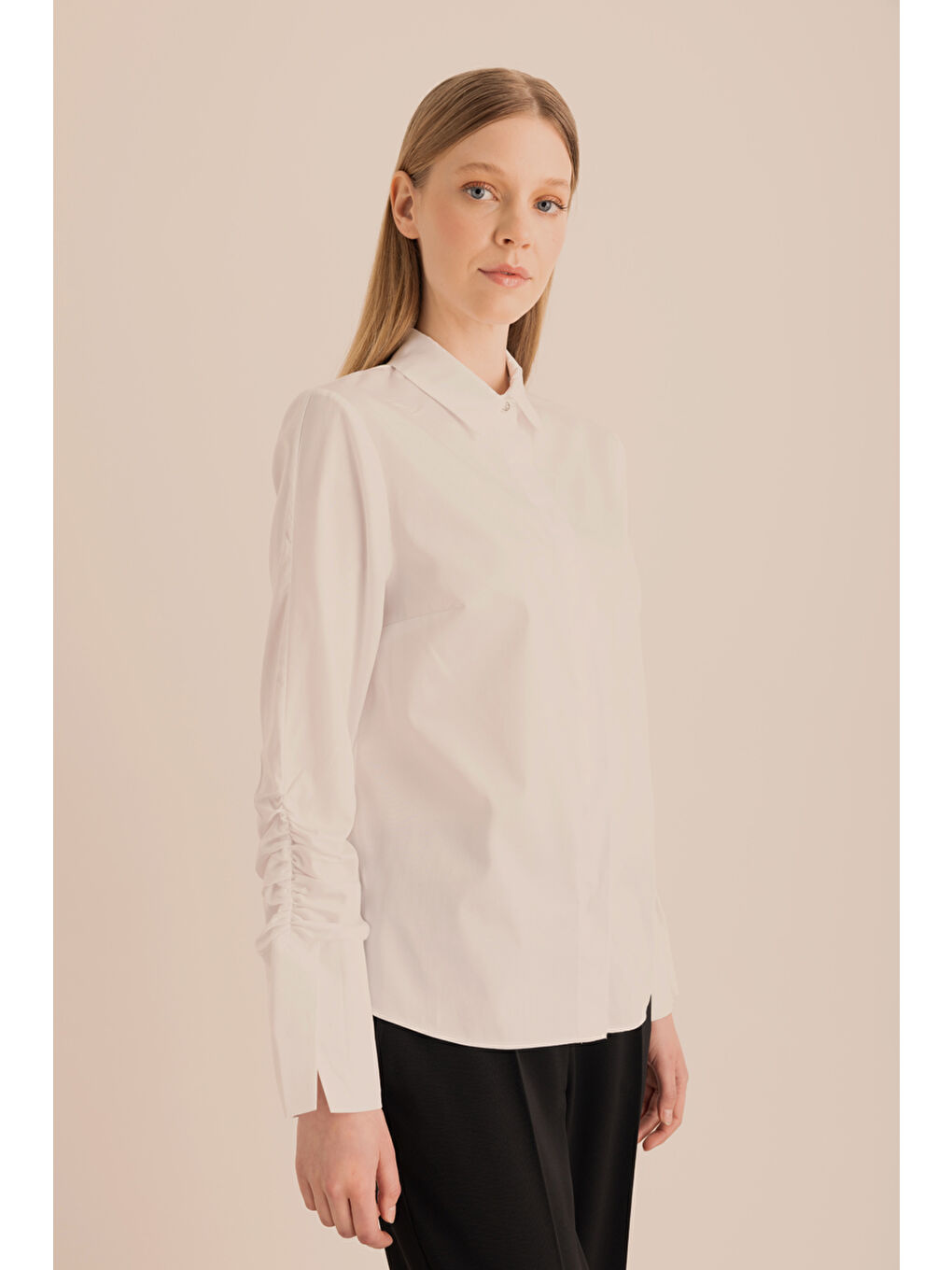 Beyaz Kolları Büzgü Detaylı Pamuk Gömlek-4