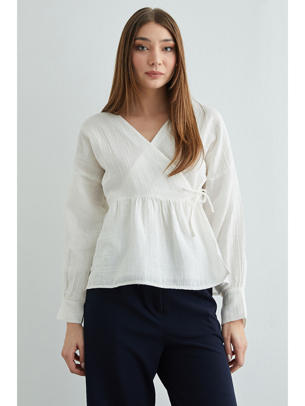 Beyaz Yandan Bağlamalı Kruvaze Yaka Müslin Gömlek-4