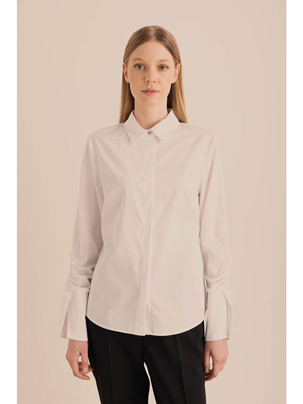 Beyaz Kolları Büzgü Detaylı Pamuk Gömlek-5