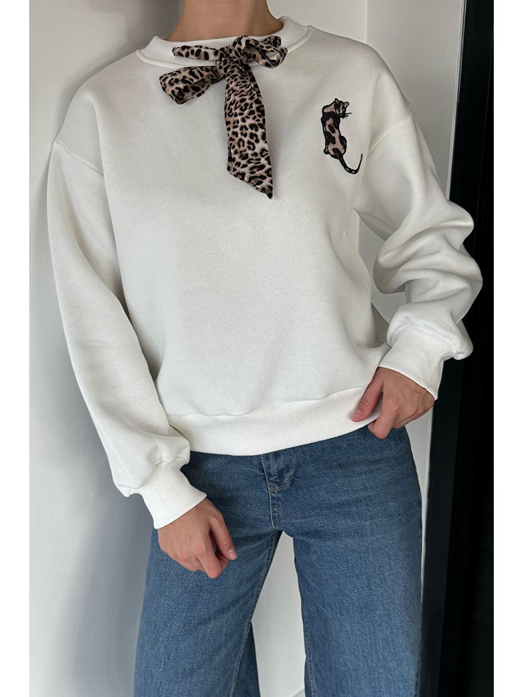 Ekru Fularlı Şardonlu Sweatshirt-1