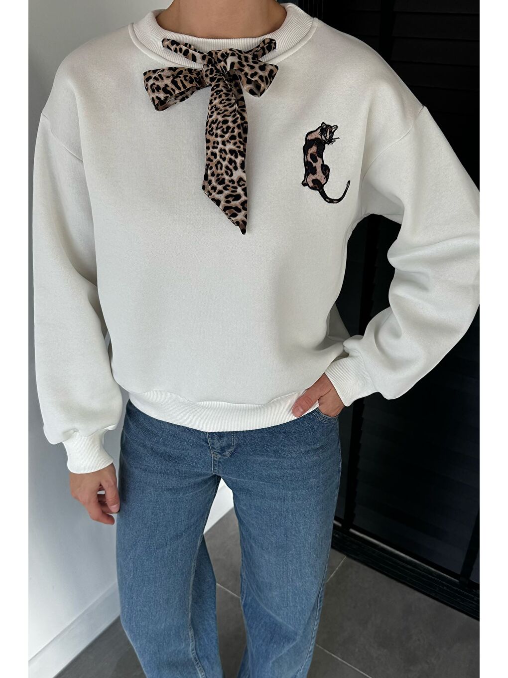 Ekru Fularlı Şardonlu Sweatshirt-2