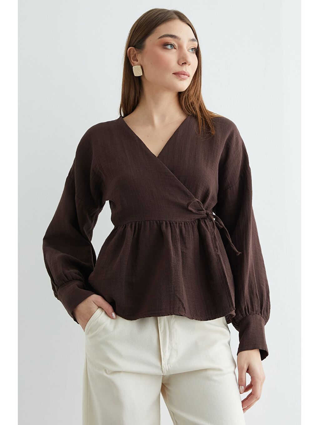 Kahverengi Yandan Bağlamalı Kruvaze Yaka Müslin Gömlek