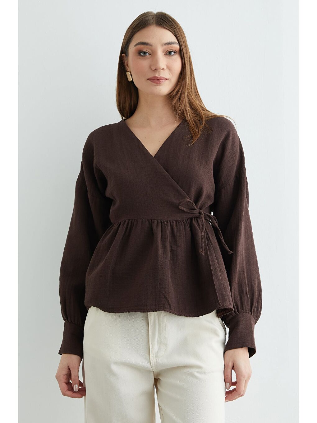 Kahverengi Yandan Bağlamalı Kruvaze Yaka Müslin Gömlek-1