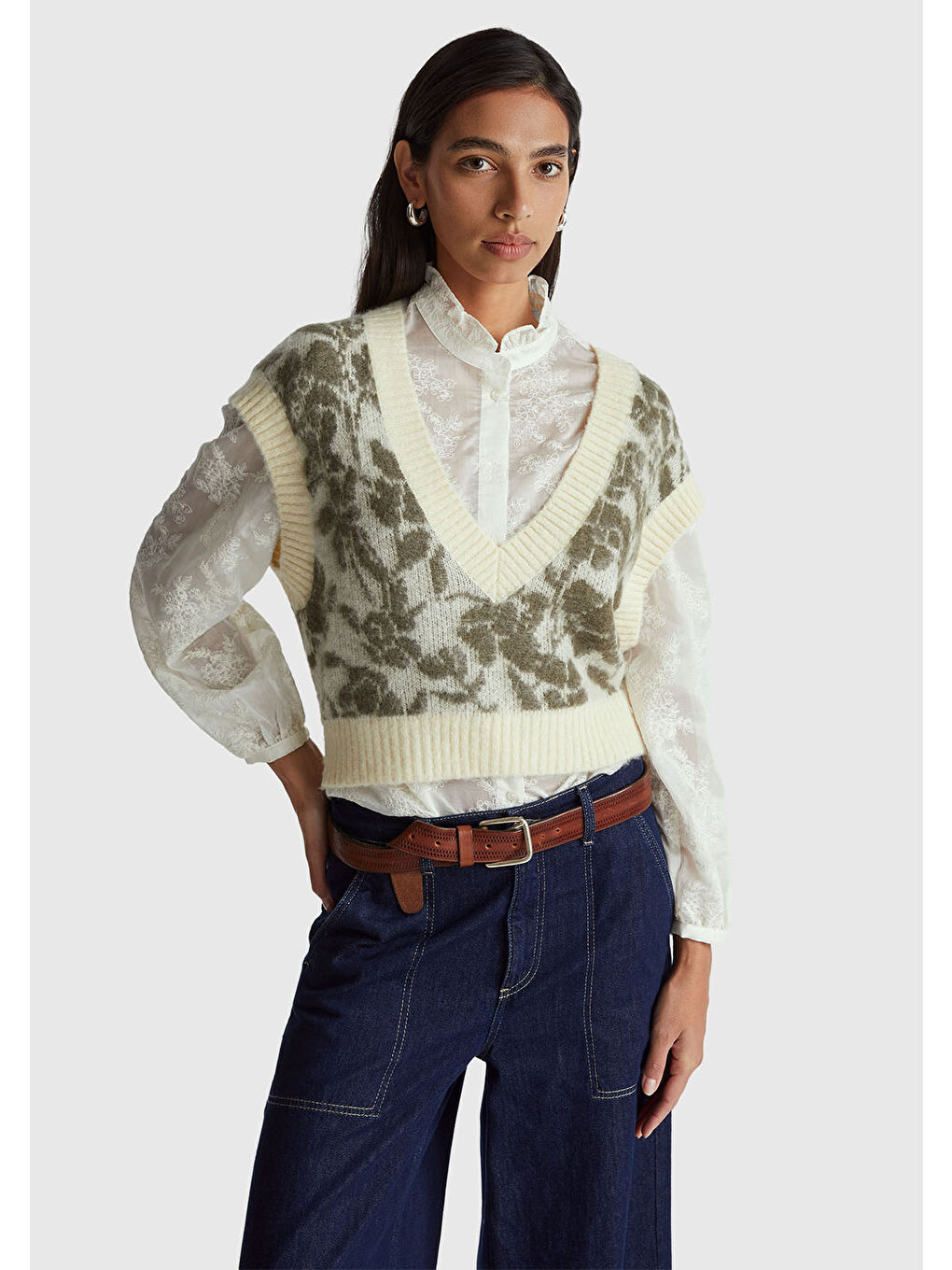 Ekru Kadın Krem Akrilik Karışımlı Desenli Ribana Detaylı V Yaka Kolsuz Kazak