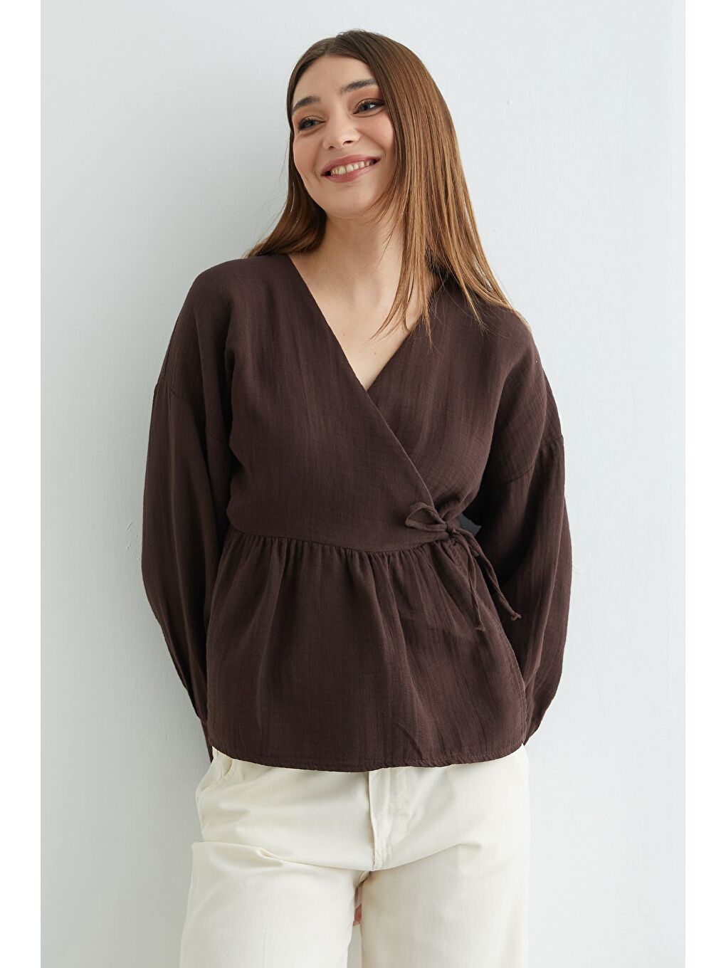 Kahverengi Yandan Bağlamalı Kruvaze Yaka Müslin Gömlek-2