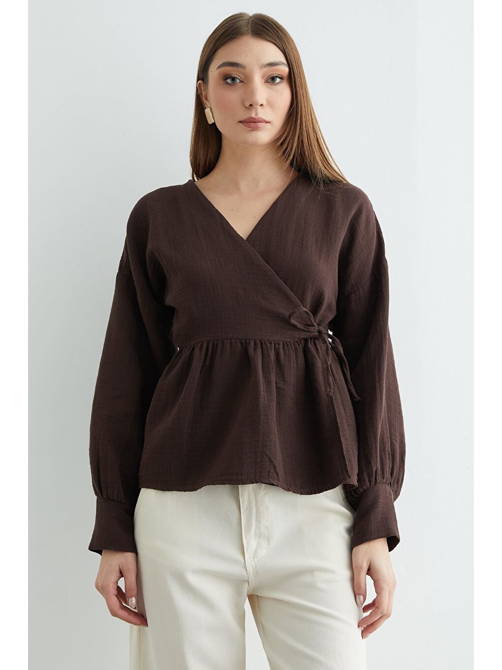 Kahverengi Yandan Bağlamalı Kruvaze Yaka Müslin Gömlek-3