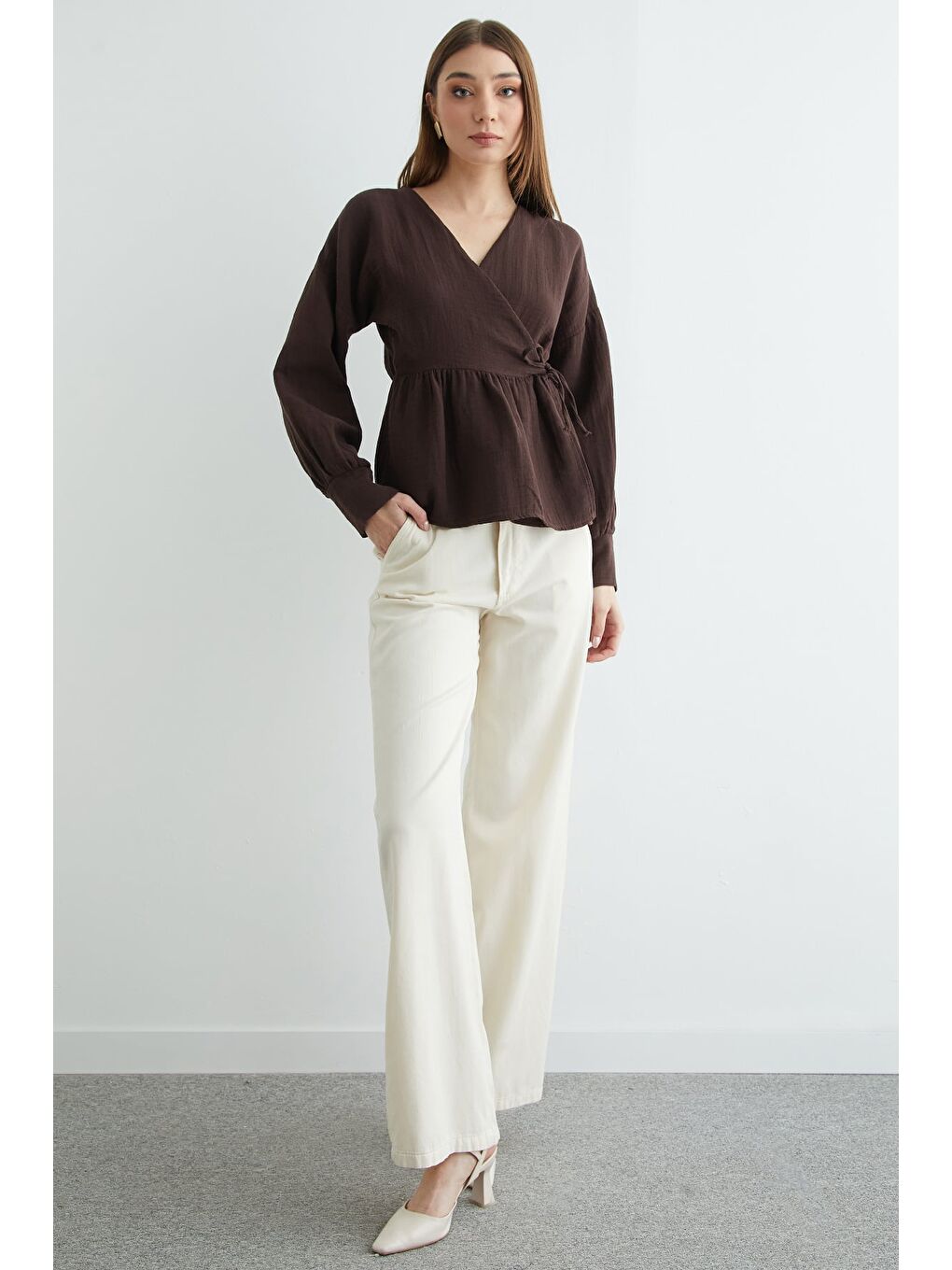 Kahverengi Yandan Bağlamalı Kruvaze Yaka Müslin Gömlek-4