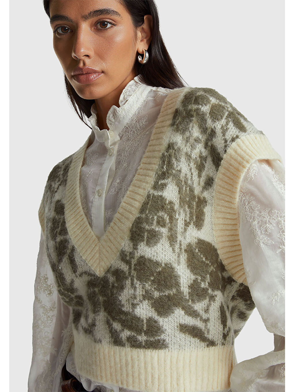 Ekru Kadın Krem Akrilik Karışımlı Desenli Ribana Detaylı V Yaka Kolsuz Kazak-5