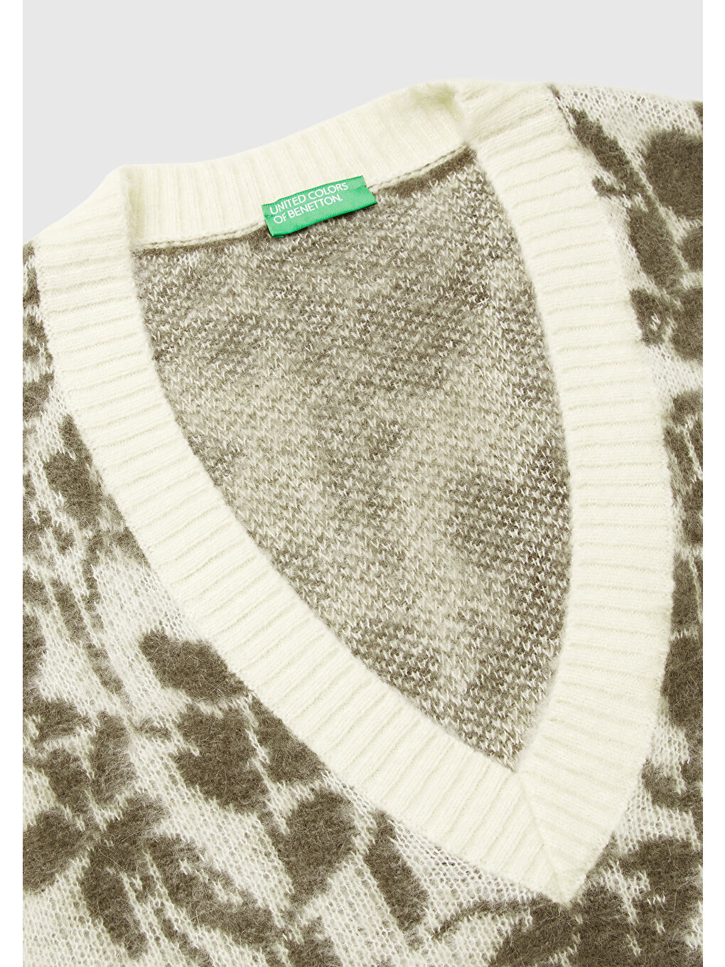 Ekru Kadın Krem Akrilik Karışımlı Desenli Ribana Detaylı V Yaka Kolsuz Kazak-6