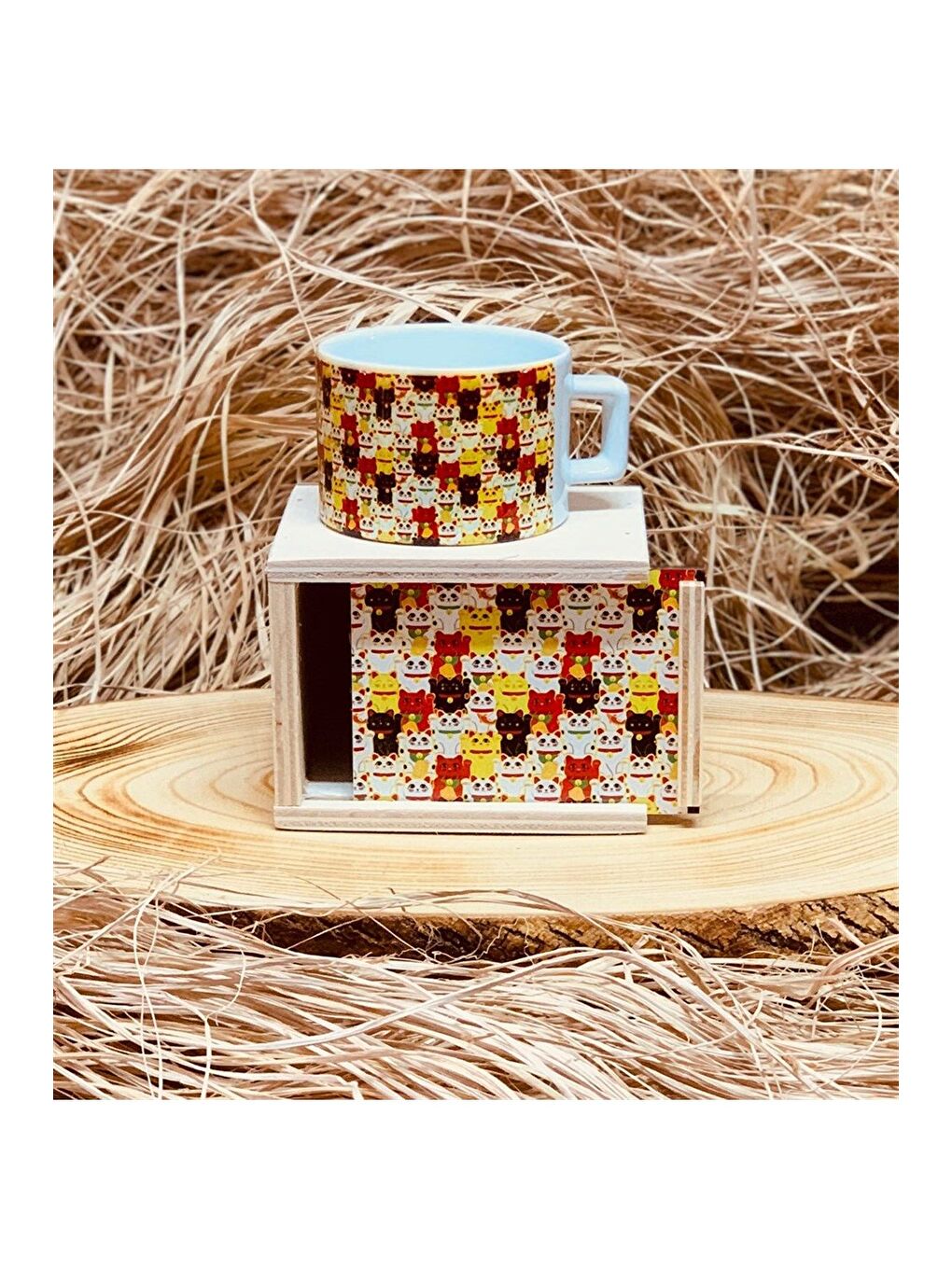 Karışık Patisini Sallayarak Kötülükleri Kovan Kedi Tasarımlı Ahşap Kutulu Kupa