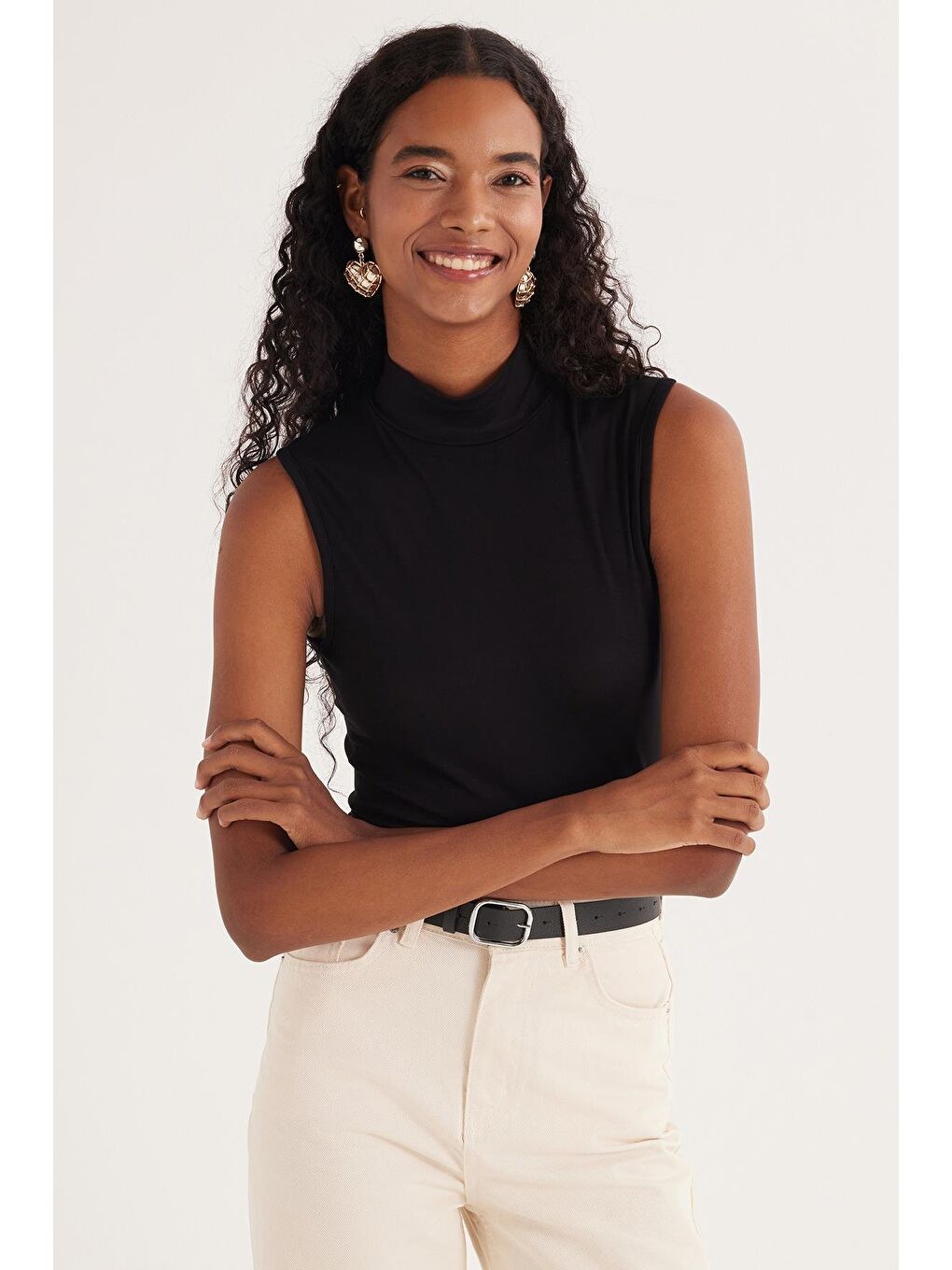 Kadın Regular Fit Klasik Kesim Viskon Kumaş Balıkçı Yaka Sıfır Kol Siyah Bluz-1