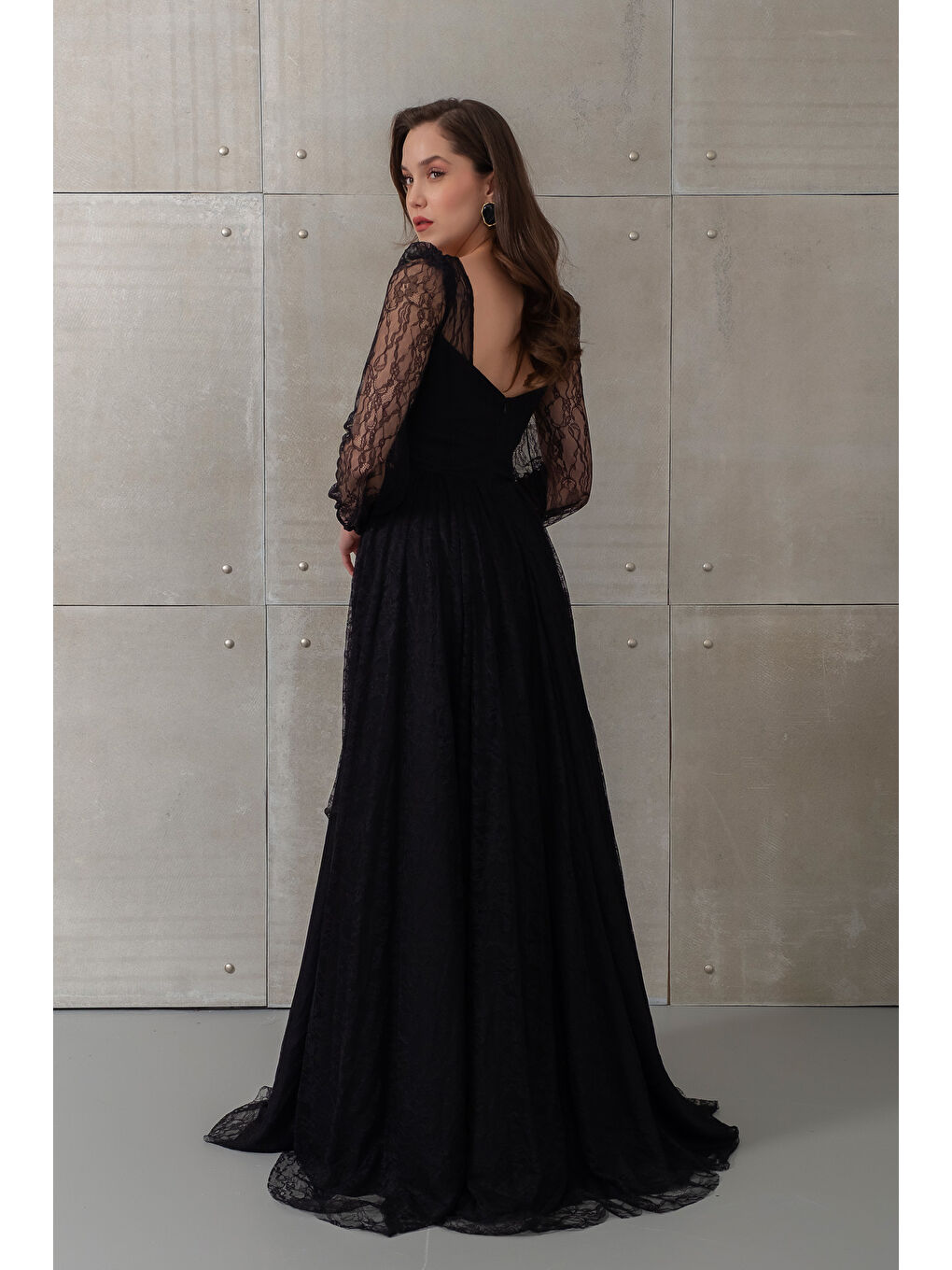 Kadın Siyah Dar Kalıp Uzun Kol Bacak Dekolteli Dantelli Abiye Elbise-5