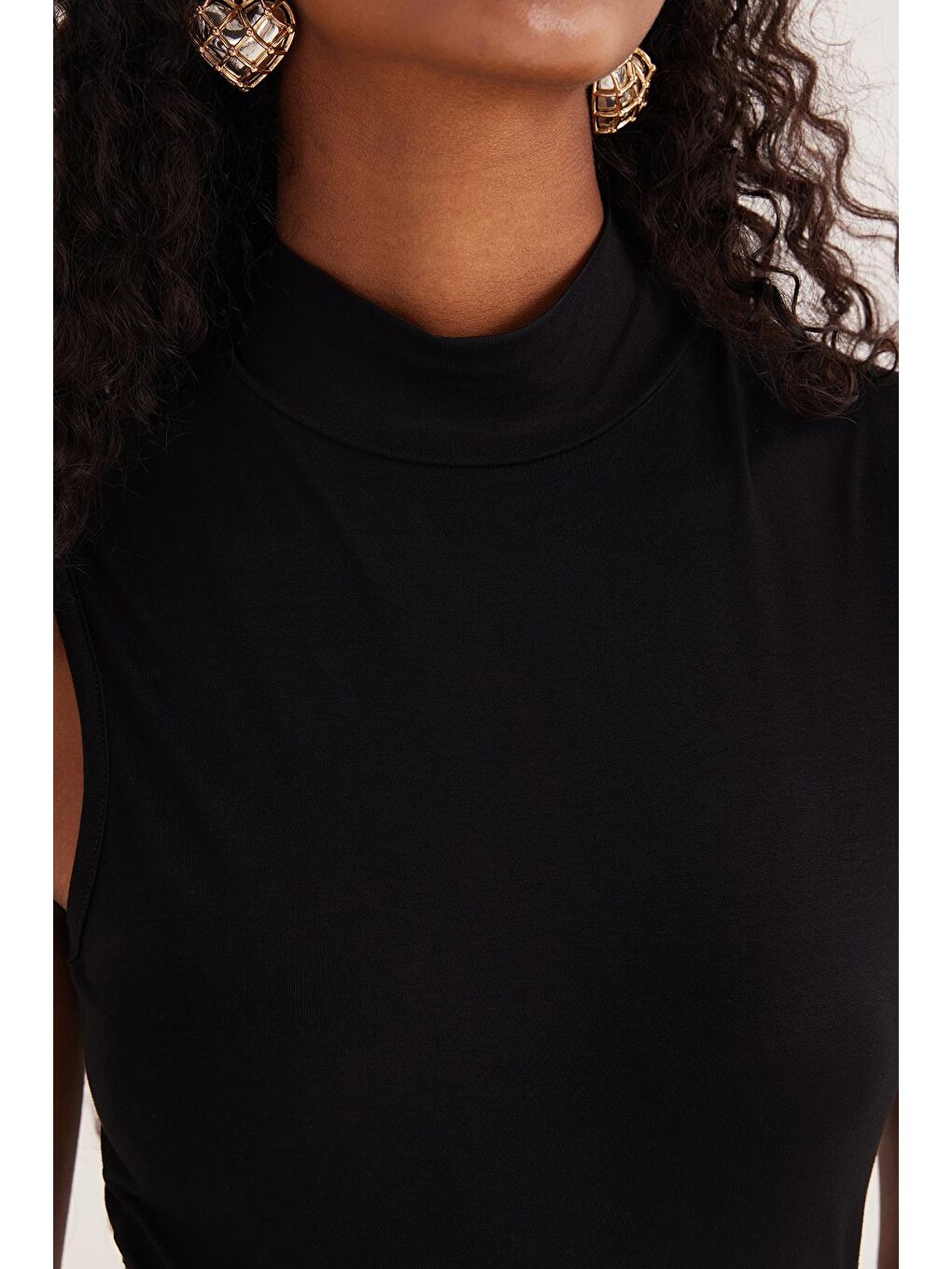 Kadın Regular Fit Klasik Kesim Viskon Kumaş Balıkçı Yaka Sıfır Kol Siyah Bluz-2